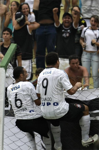 Ronaldo se enganch a una valla para celebrar su primer gol con el Corinthians.