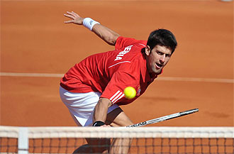 Novak Djokovic durante un lance del partido ante RafaNadal.