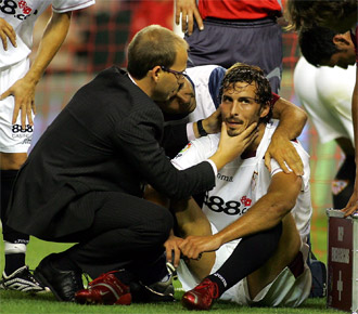 Antonio Puerta, tras quedar inconsciente en el terreno de juego.