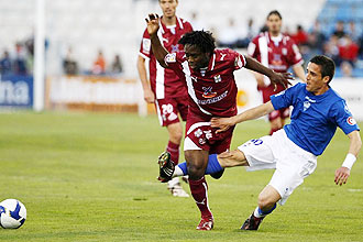 Kome pelea con Pedro durante el Alicante-Tenerife disputado en el Rico Prez