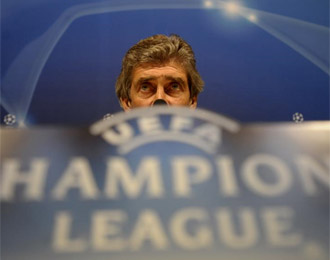 Pellegrini tras el cartel de la Champions League.
