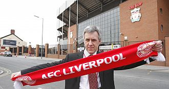 Paul McCombs, presidente del AFC Liverpool, posa para MARCA ante Anfield.