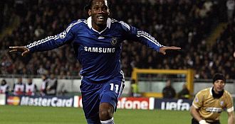 Drogba celebra el último gol del Chelsea.
