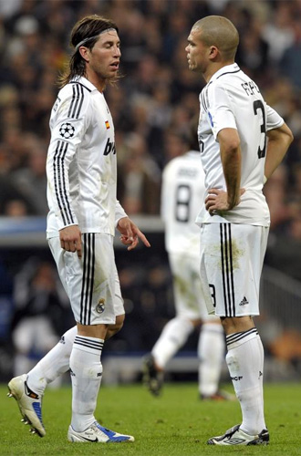 Pepe y Ramos lamentan un gol encajado en Anfield.