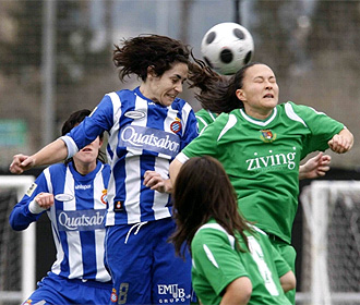 Cristina salta por un bal�n en un partido del Pozuelo ante el Espanyol