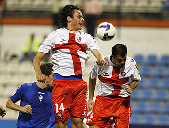 Nico Medina salta por un baln, junto a su compaero Paco, en el partido ante el Alicante
