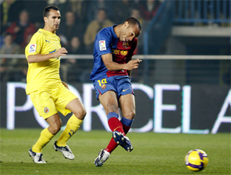 Henry dispara ante Ángel en el encuentro liguero entre Villarreal y Barcelona.