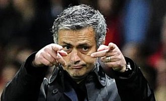 Jos Mourinho hace un gesto desde la banda durante el Manchester-Inter de Liga de Campeones.
