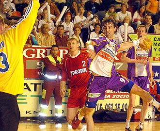 Imagen del partido de ida de la final de la Recopa 2006 entre el BM Valladolid y el Medvedi ruso.