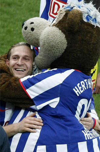 Voronin se abraza a la mascota del Hertha