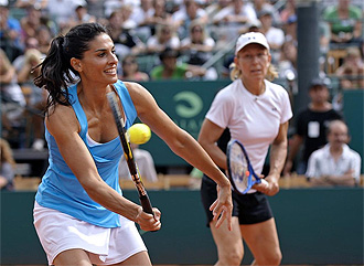 Gabriela Sabatini y Martina Navratilova en su choque benfico de Buenos Aires.