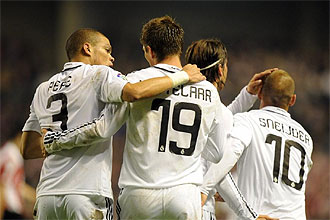 Los jugadores del Real Madrid celebran uno de los dos goles que Huntelaar marc en San Mams