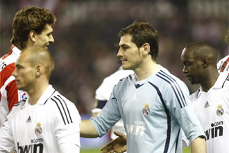 Llorente saluda a Iker al inicio del partido.