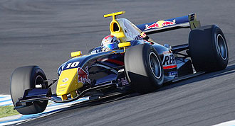 Jaime Alguersuari pilota el monoplaza del equipo Carlin en unos entrenamientos de pretemporada.