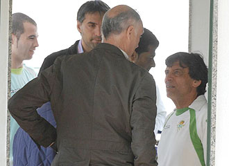 Chaparro dialoga con el doctor Calero en una foto de hace unos das en la Ciudad Deportiva