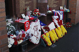 Flores en la placa conmemorativa de la tragedia de Hillsborough en Anfield