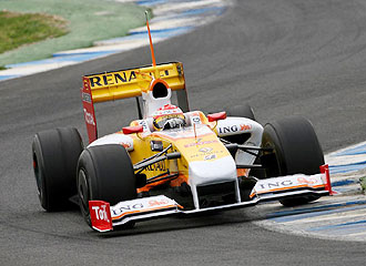 Fernando Alonso traza una curva con su Renault en el circuito de Jerez