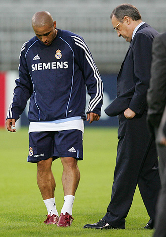 Roberto Carlos y Florentino Prez charlan antes de un partido del Real Madrid.