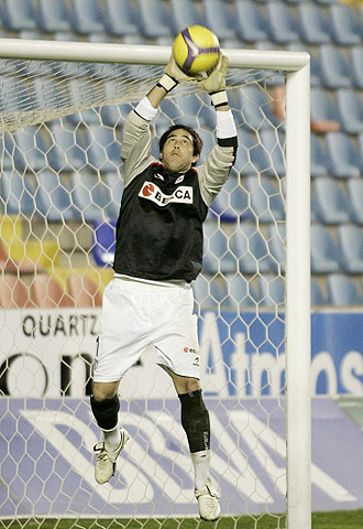 Claudio Bravo hace una parada en el partido ante el Levante