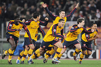 Los jugadores del Arsenal celebran su pase a cuartos en el Olmpico de Roma