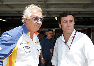 Flavio Briatore y Alejandro Agag en el circuito brasileo de Interlagos en octubre de 2007.