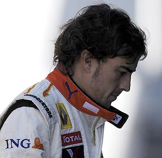 Fernando Alonso en el 'paddock' de Jerez durante los entrenamientos de pretemporada.