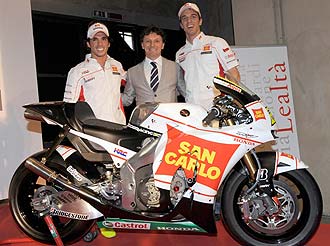 Toni Elías, Fausto Gresini y Alex de Angelis durante la presentación del equipo San Carlo.