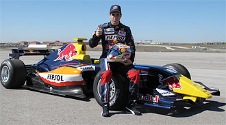Jaime Alguersuari posa con su monoplaza de las World Series en el Instituto Nacional de Tcnicas Aeroespaciales.