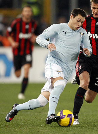 Mauro Zrate conduce un baln en el choque ante el Milan.