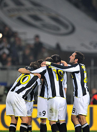 Los jugadores de la Juventus se abrazan tras conseguir un tanto.