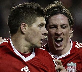 Gerrard y Torres celebran un gol.