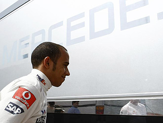 Lewis Hamilton camina por el 'paddock' del circuito de Jerez.