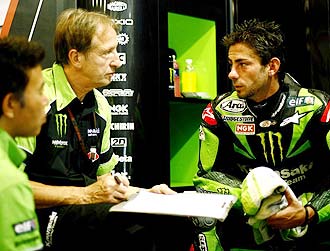 John Hopkins dialoga con los mec�nicos de Kawasaki en un Gran Premio de 2008.