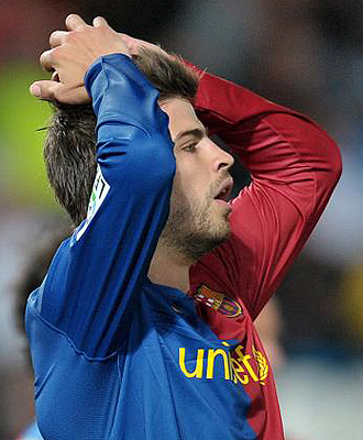 Piqu se lamenta en un partido con el FC Barcelona.