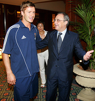 David Beckham y Florentino Prez se saluda durante la poca en que coincidieron en el Real Madrid.