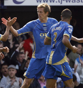 Crouch celebra un gol del Portsmouth con sus compaeros.