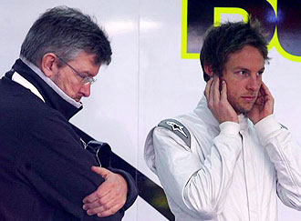 Ross Brawn al lado de Jenson Button en los boxes del circuito de Montmel.