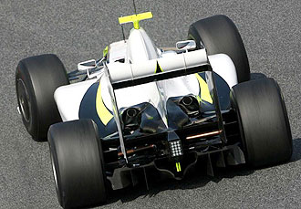 Vista trasera del Brawn de Jenson Button, con el polmico difusor entre las ruedas.