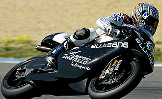 Álex Debón pilota la Aprilia 250 del equipo Blusens en los entrenamientos de Estoril.