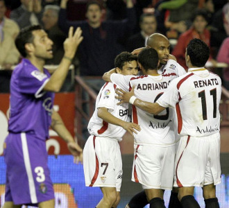El Sevilla celebra uno de los goles de Kanout� en el partido