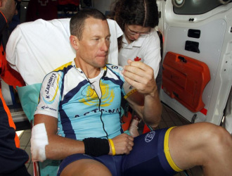 Lance Armstrong en la ambulancia camino del hospital.