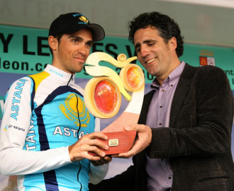Alberto Contador recibe el trofeo del segundo mejor en la crono de manos de Miguel Indurain.