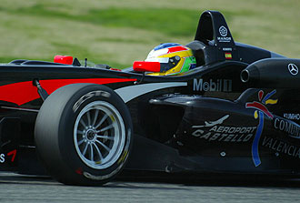 Roberto Merhi pilota su monoplaza de las World Series en el circuito de Cheste.
