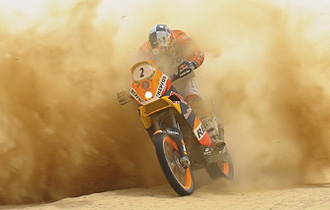 Marc Coma en accin sobre su KTM en la segunda etapa del Rally de Abu Dhabi.
