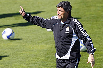 Juande Ramos da instrucciones durante un entrenamiento del Real Madrid