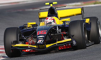 Javi Villa pilota el monoplaza del equipo Super Nova en el circuito de Montmeló.