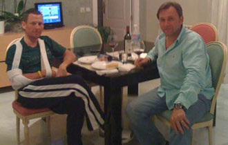 Lance Armstrong colg esta foto con Johan Bryneel antes de operarse