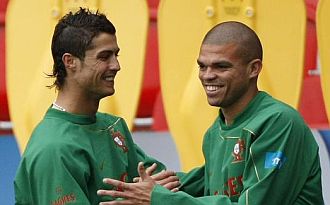 Pepe bromea con Cristiano Ronaldo durante un entrenamiento con la selección portuguesa.
