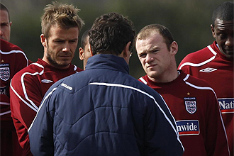 Fabio Capello habla con Wayne Rooney y David Beckham durante la concentracin de la seleccin inglesa