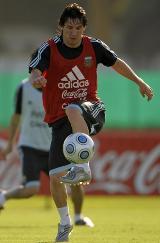 Leo Messi controla el balón en un entrenamiento con Argentina